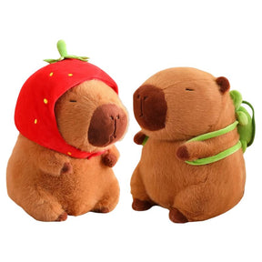 Capivara de Pelúcia com Capuz de Morango e Mochila de Tartaruga