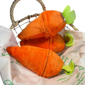 Mini Coelho de pelúcia com cenoura